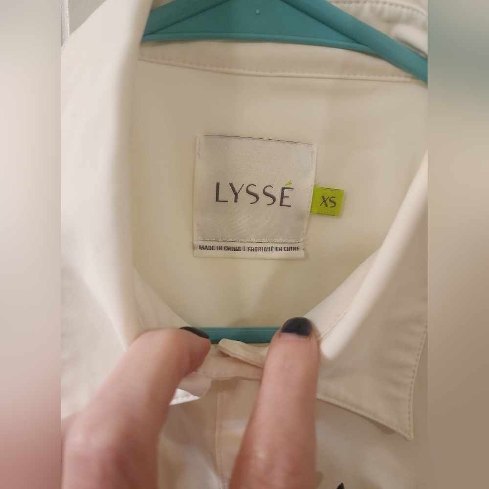 LYSSÉ White Stretch Button-Down Shirt XS | Polished Workwear Blouse - Picture 2 of 3